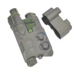 Portabaterías FMA AN/PEQ 16 Tan Dummy, ideal para guardar baterías o como accesorio decorativo.