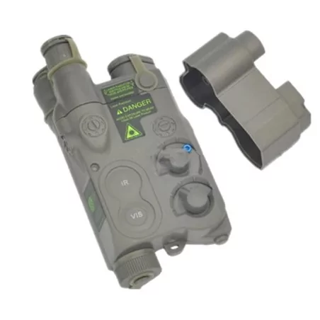 Portabaterías FMA AN/PEQ 16 Tan Dummy, ideal para guardar baterías o como accesorio decorativo.