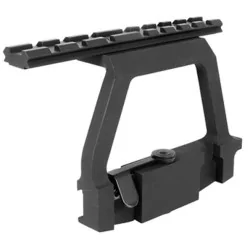 Rail AK para acople lateral CYMA, compatible con AKs y SVDs, color negro, material metálico.