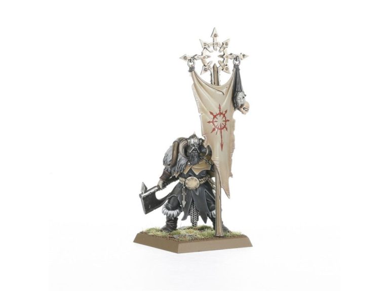 Miniatura de Chaos Marauders armada con hacha y estandarte