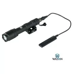 Linterna táctica WADSN M600C negra, potente y duradera.