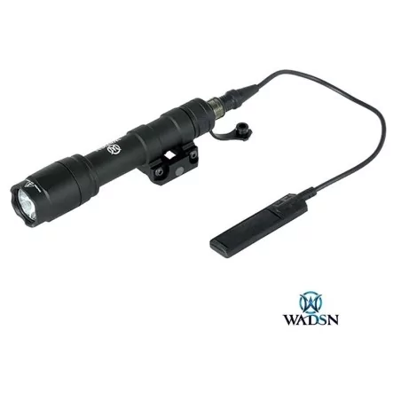 Linterna táctica WADSN M600C negra, potente y duradera.