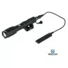 Linterna táctica WADSN M600C negra, potente y duradera.