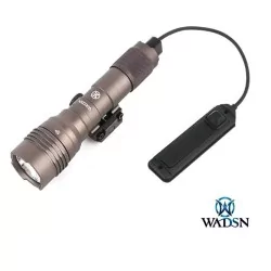 Linterna táctica WADSN M600C tan, potente y resistente.