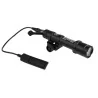 Linterna táctica Element M600B negra, 470 lúmenes, potente y duradera.