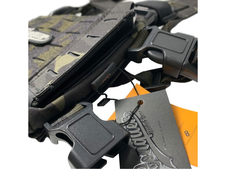 Detalle hebilla Chest Rig Conquer Core