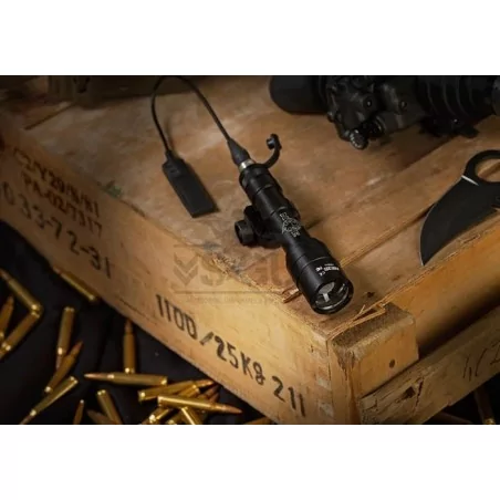 Linterna M600C ULTRA 450 Lumenes Scout Weaponlight Negra - Night Evolution