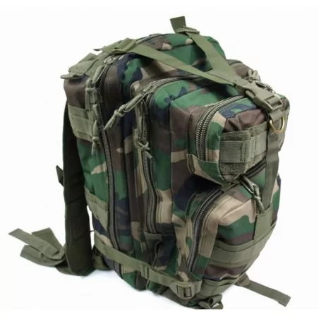 Mochila Compact Assault 25L Woodland con sistema MOLLE y diseño táctico