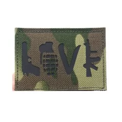Parche LOVE Multicam con camuflaje, velcro y diseño táctico de armas.