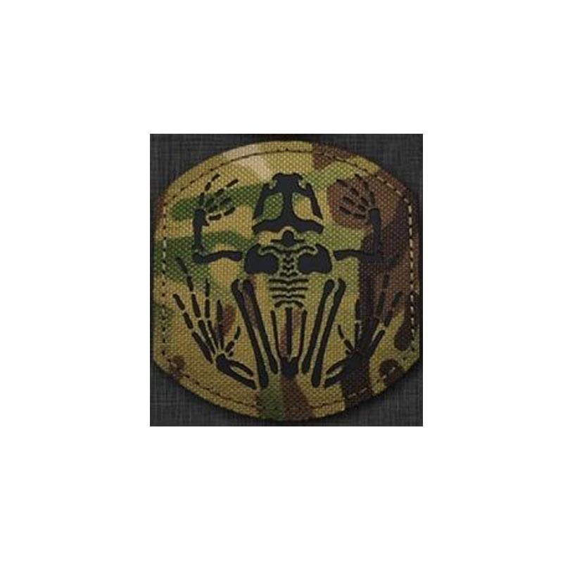 Parche Navy Seals Multicam bordado con velcro sobre camuflaje táctico