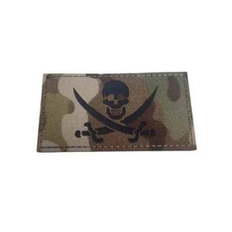 Parche Pirata Multicam bordado con velcro sobre camuflaje táctico