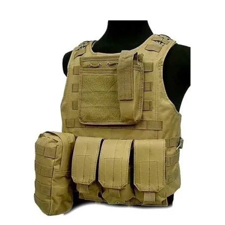 Chaleco Airsoft FSBE - Tan con sistema MOLLE y camuflaje táctico para misiones en entornos áridos