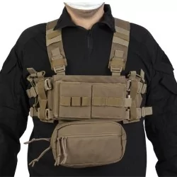 Chest Rig Task Tan Delta Tactics con camuflaje desértico y diseño táctico