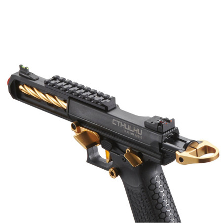 Pistola de airsoft Lancer Tactical Cthulhu GBB en color oro, mostrando su compensador y agarre ergonómico.