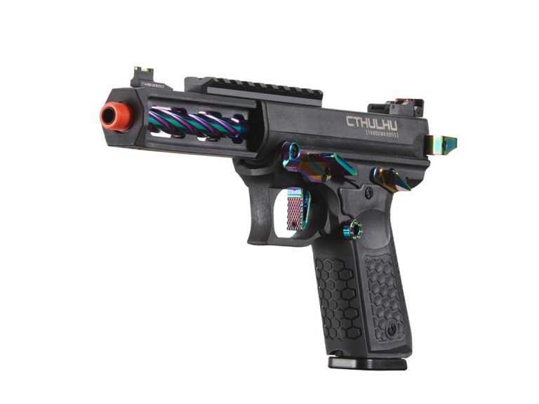 Pistola de airsoft Lancer Tactical Cthulhu GBB en color arcoíris, mostrando su compensador y agarre ergonómico.